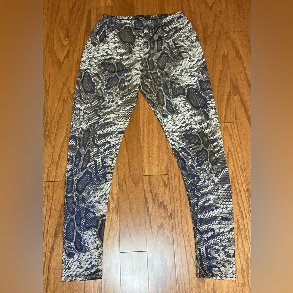 2/$15 Rue 21- Black‎ and white snake print leggings Size S